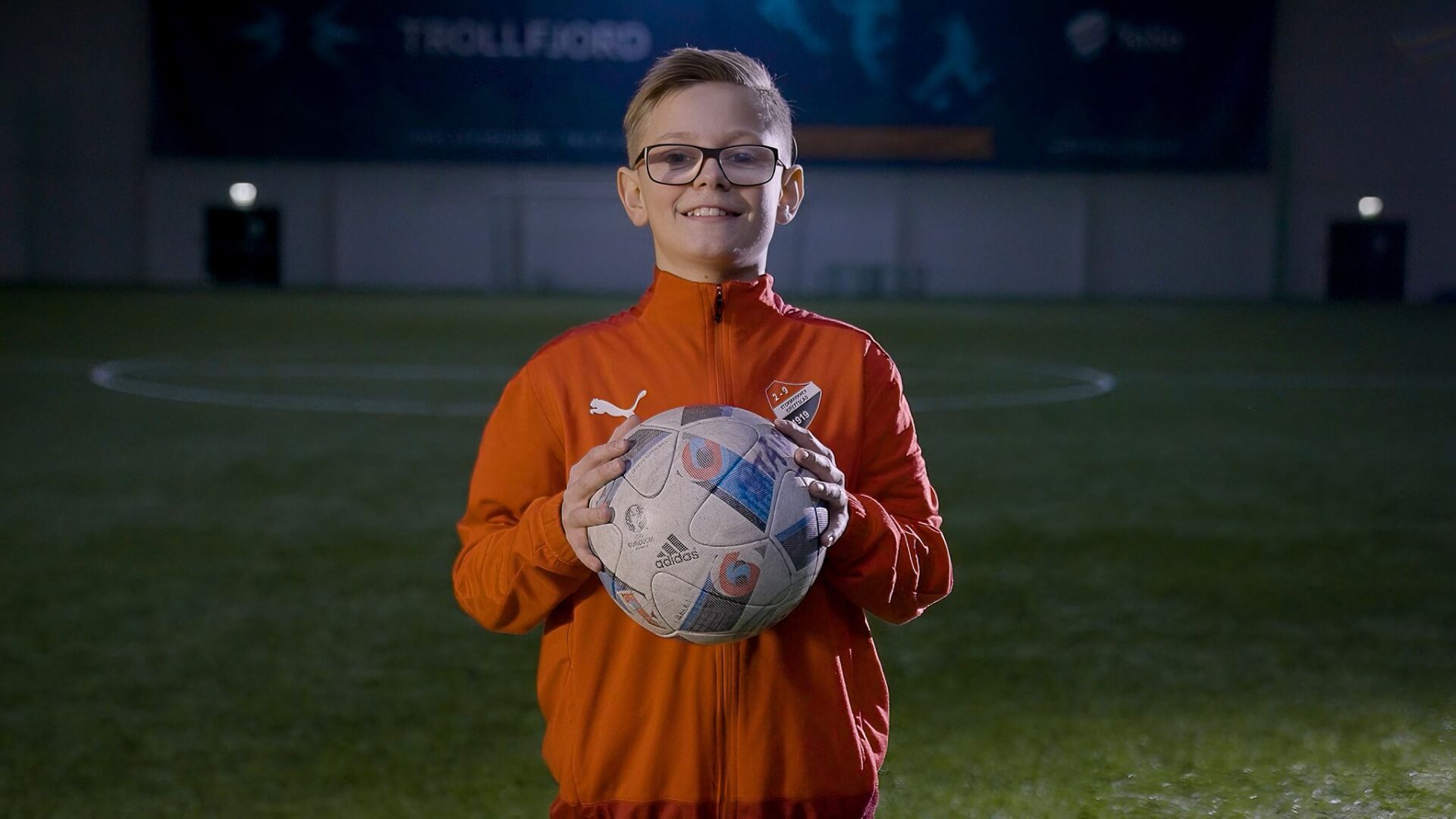 Gutt med fotball i hendene